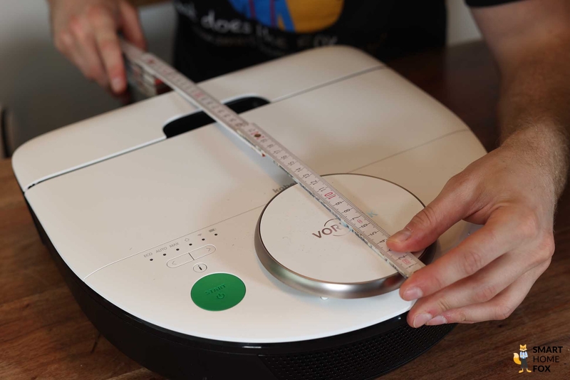 Der Vorwerk Kobold VR7 wird mit Hilfe eines Lineals vermessen.